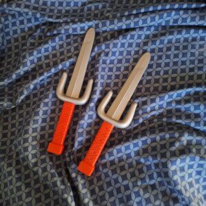 2 plastic ninja knifes